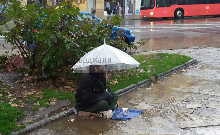Жестоко!Близки на незрящ кърджалиец го карат да проси в проливния дъжд мокър до кости