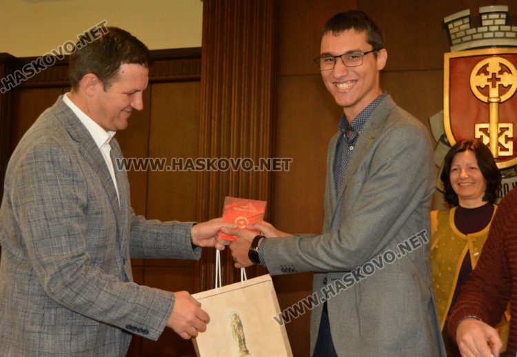 Коледните усмивки на Хасково донесоха награди на най-ентусиазираните фотографи