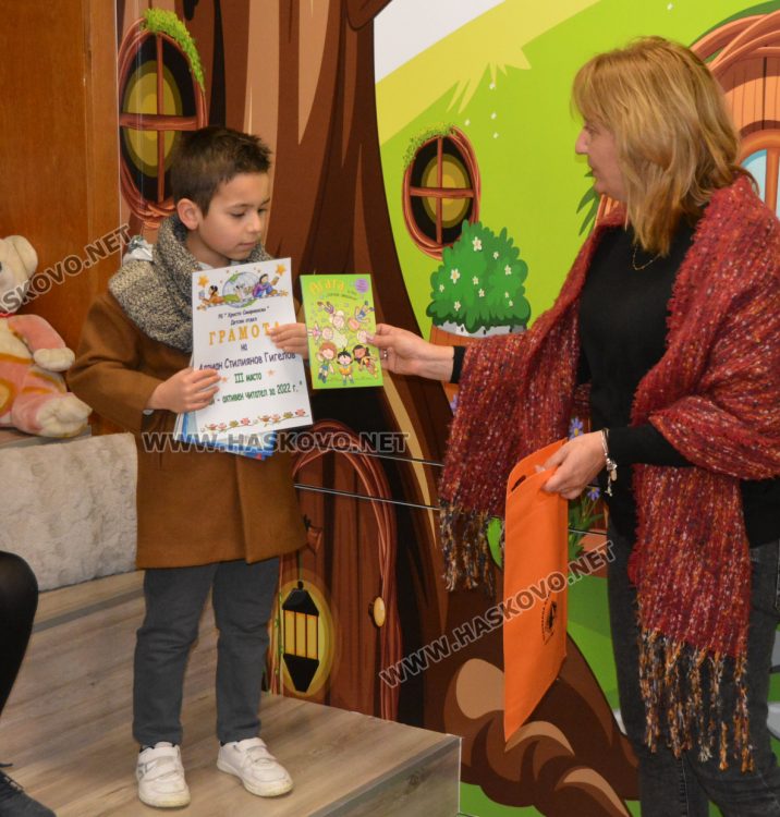 Третокласничка прочете 552 книжки за 1 година