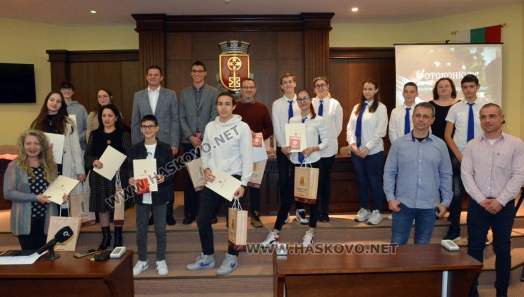 Коледните усмивки на Хасково донесоха награди на най-ентусиазираните фотографи