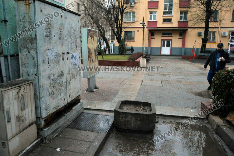 Пешеходка пострада при падане в шахта в центъра на Хасково