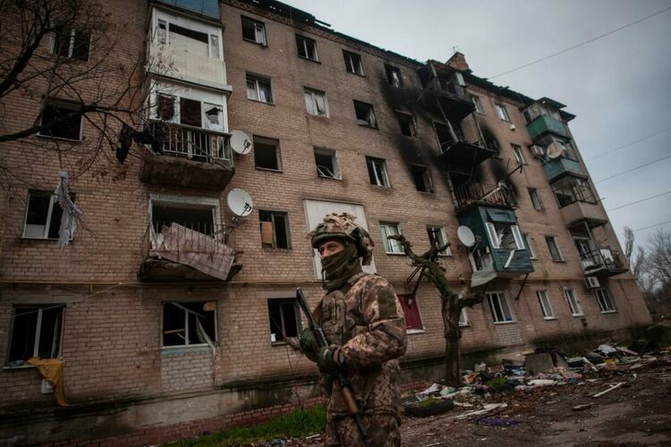 Украйна обяви, че в Соледар са останали над 500 мирни жители
