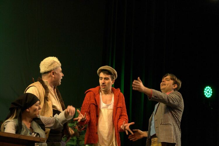 Герои на Чудомир стъпват на Първомайска сцена