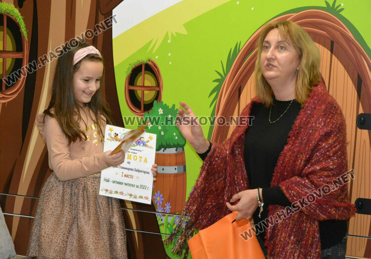 Третокласничка прочете 552 книжки за 1 година