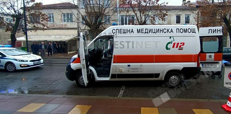 "Ауди" помете пешеходец в центъра на Момчилград, настанен е потрошен в болница