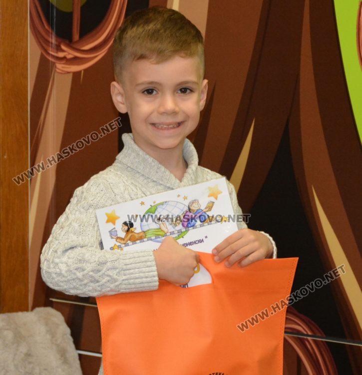 Третокласничка прочете 552 книжки за 1 година