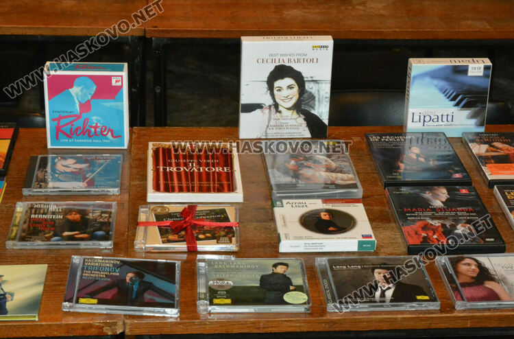 Дарение от Германия попълни фонотеката на Хасковската библиотека с ценни дискове класическа музика
