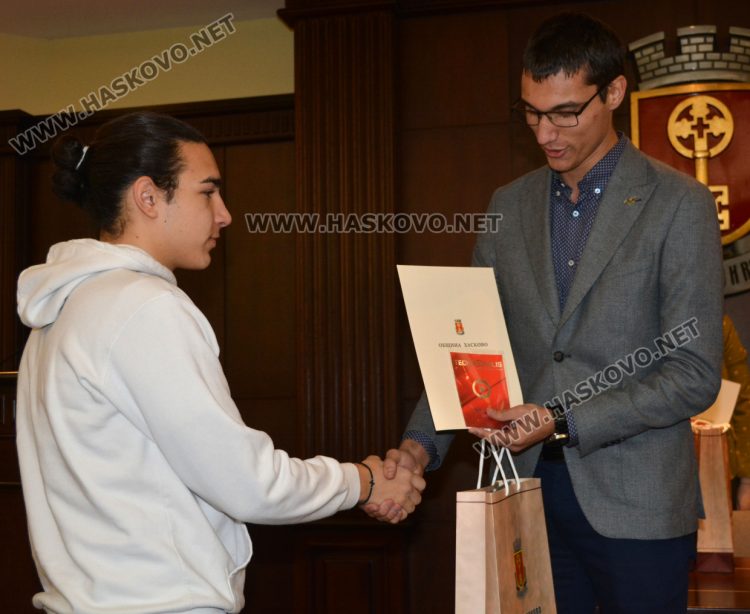 Николай Попниколаев /вляво/ получи Голямата награда на журито