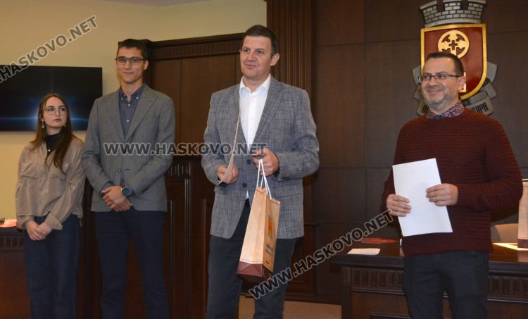 Коледните усмивки на Хасково донесоха награди на най-ентусиазираните фотографи