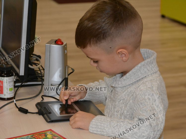 Третокласничка прочете 552 книжки за 1 година