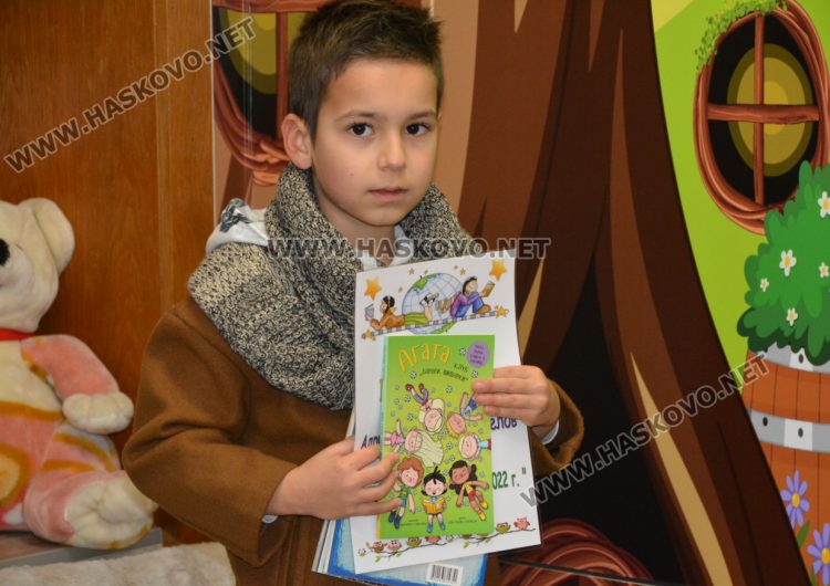 Третокласничка прочете 552 книжки за 1 година