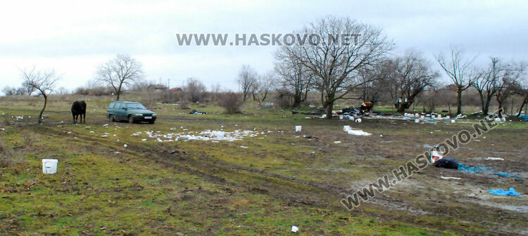 Купища гуми, битови отпадъци и кости в покрайнините на Хасково