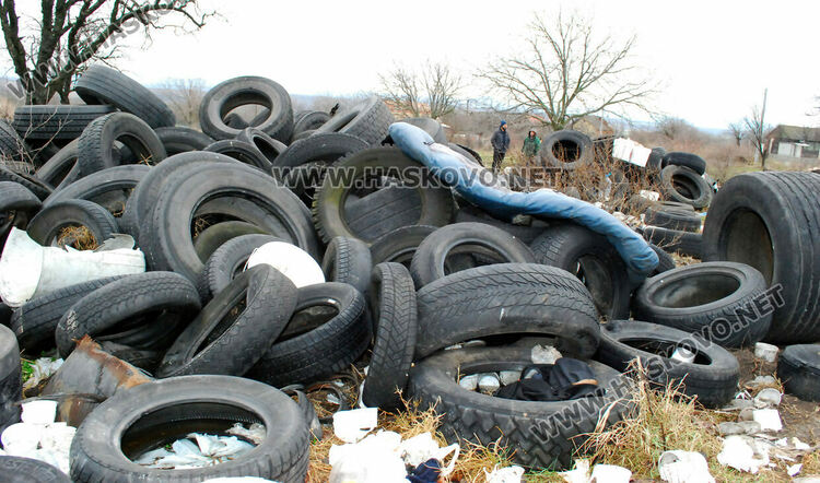 Купища гуми, битови отпадъци и кости в покрайнините на Хасково