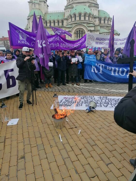 Заработи ТЕЦ-ът в Димитровград, служителите на протест срещу закриване на централите