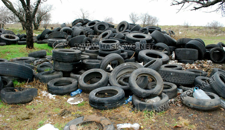 Купища гуми, битови отпадъци и кости в покрайнините на Хасково
