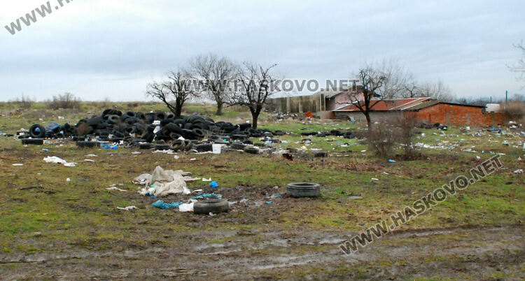 Купища гуми, битови отпадъци и кости в покрайнините на Хасково