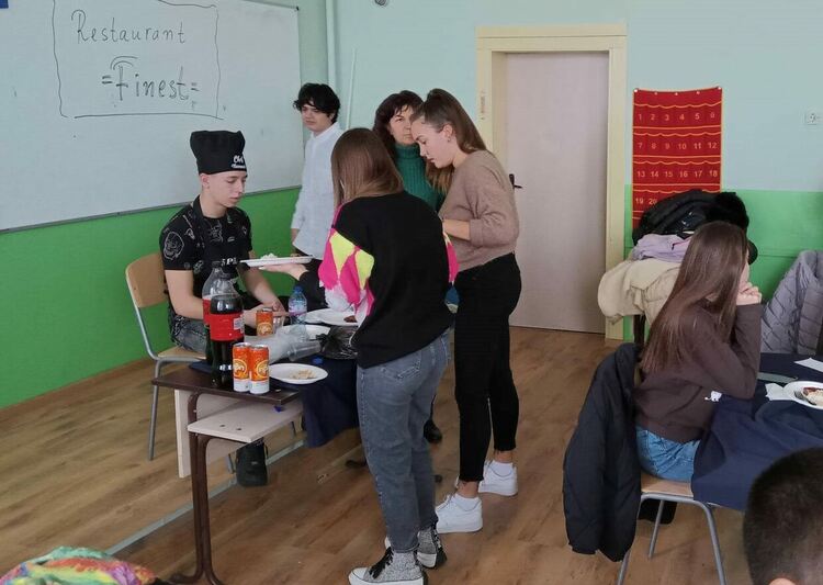 Скандалджийка,отвличане, напрежение, инфлуенсъри... и всичко това събрано в един "ресторант"