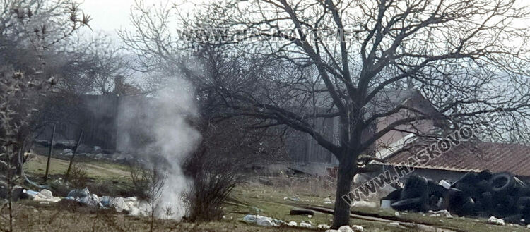 Купища гуми, битови отпадъци и кости в покрайнините на Хасково