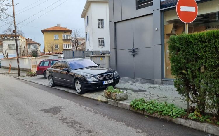 Читател: Мерцедес „превзе“ тротоара зад полицията в Хасково