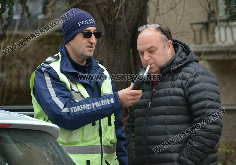 Водач на Нисан блъсна жена на пешеходна пътека до училище „Васил Левски“