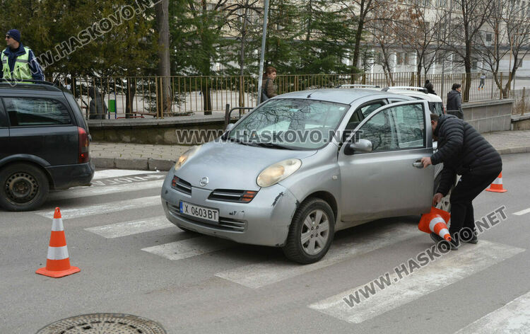 Водач на Нисан блъсна жена на пешеходна пътека до училище „Васил Левски“