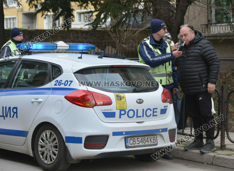 Водач на Нисан блъсна жена на пешеходна пътека до училище „Васил Левски“