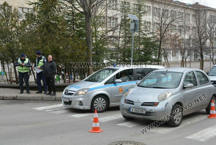 Водач на Нисан блъсна жена на пешеходна пътека до училище „Васил Левски“