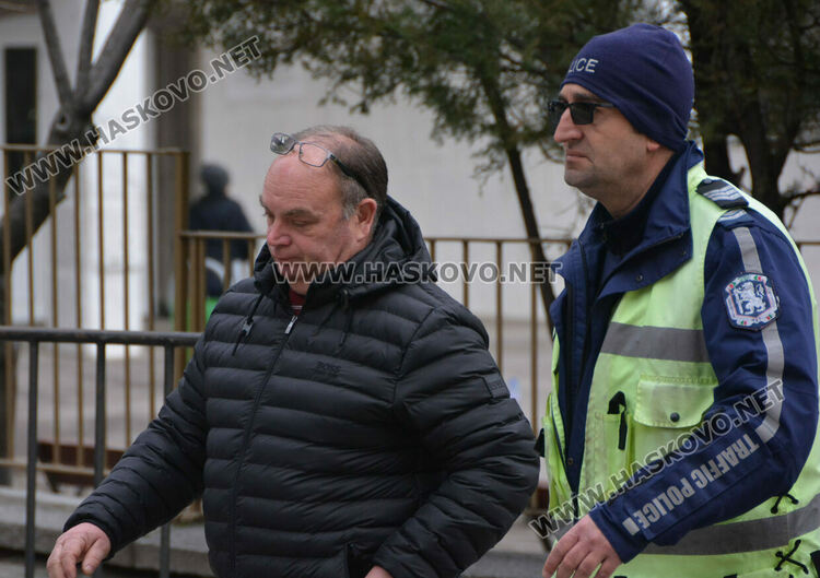 Водач на Нисан блъсна жена на пешеходна пътека до училище „Васил Левски“