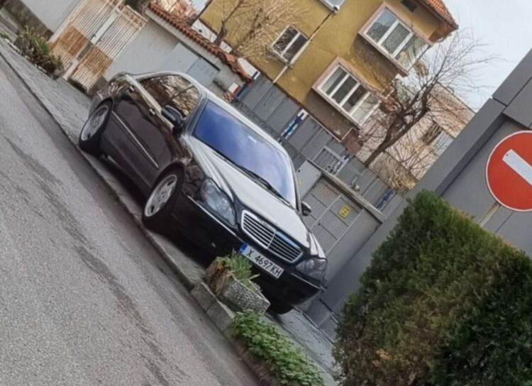 Читател: Мерцедес „превзе“ тротоара зад полицията в Хасково