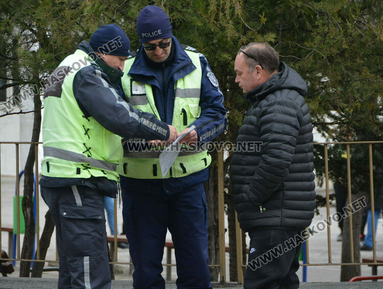 Водач на Нисан блъсна жена на пешеходна пътека до училище „Васил Левски“