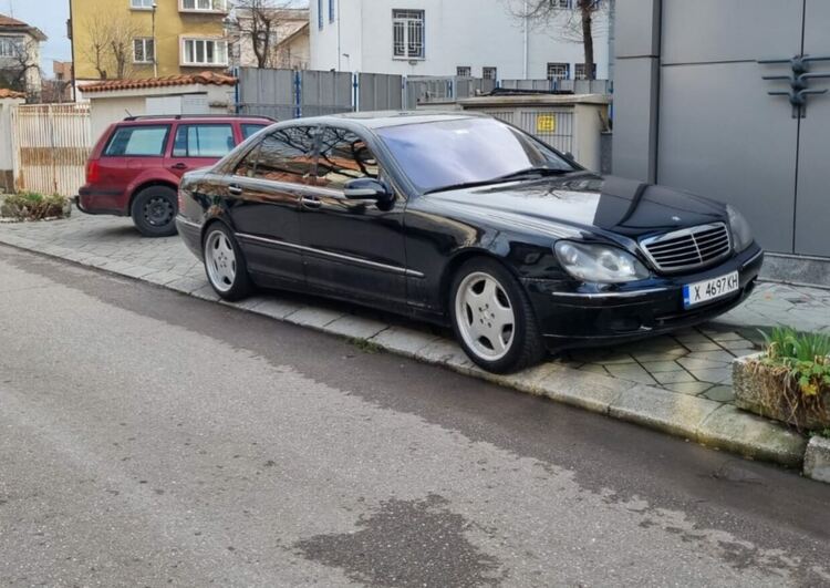 Читател: Мерцедес „превзе“ тротоара зад полицията в Хасково