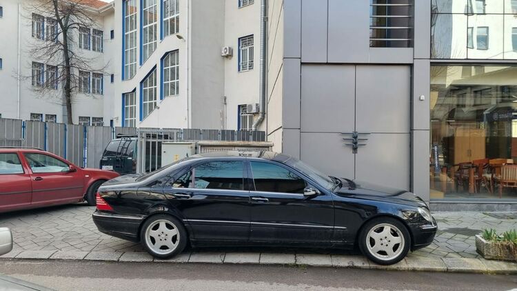 Читател: Мерцедес „превзе“ тротоара зад полицията в Хасково
