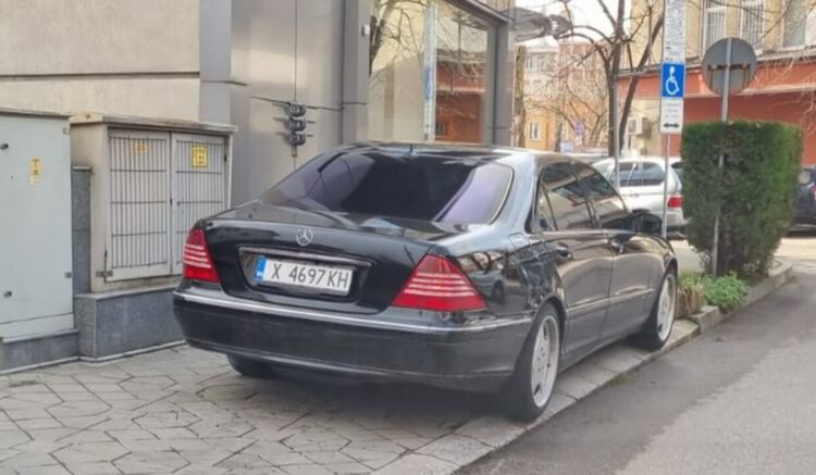 Читател: Мерцедес „превзе“ тротоара зад полицията в Хасково