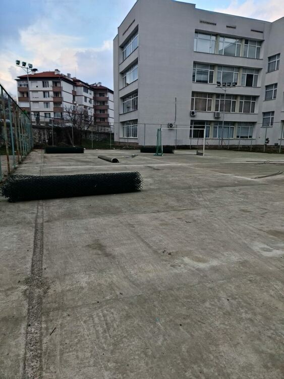 Обновяват спортната площадка на ОУ "Васил Левски" в Златоград