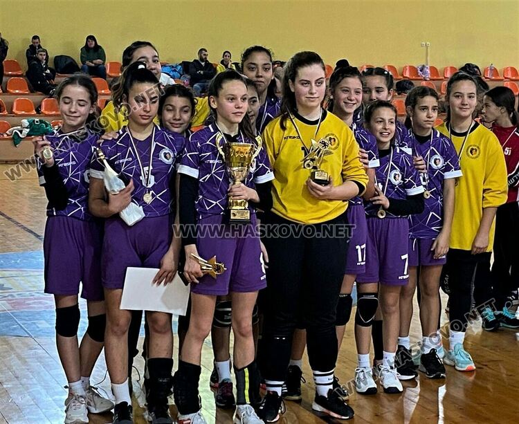 Хандбалистките на  „Етър“ вдигнаха Купата на България в Хасково