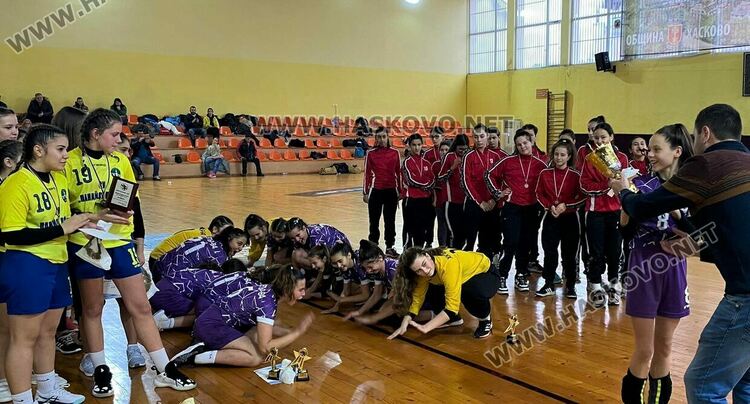 Хандбалистките на  „Етър“ вдигнаха Купата на България в Хасково