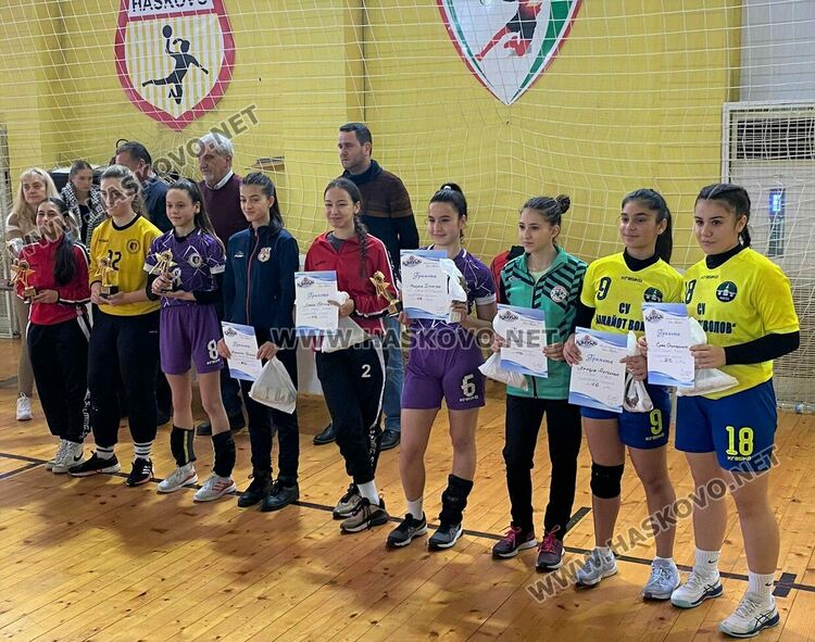 Хандбалистките на  „Етър“ вдигнаха Купата на България в Хасково