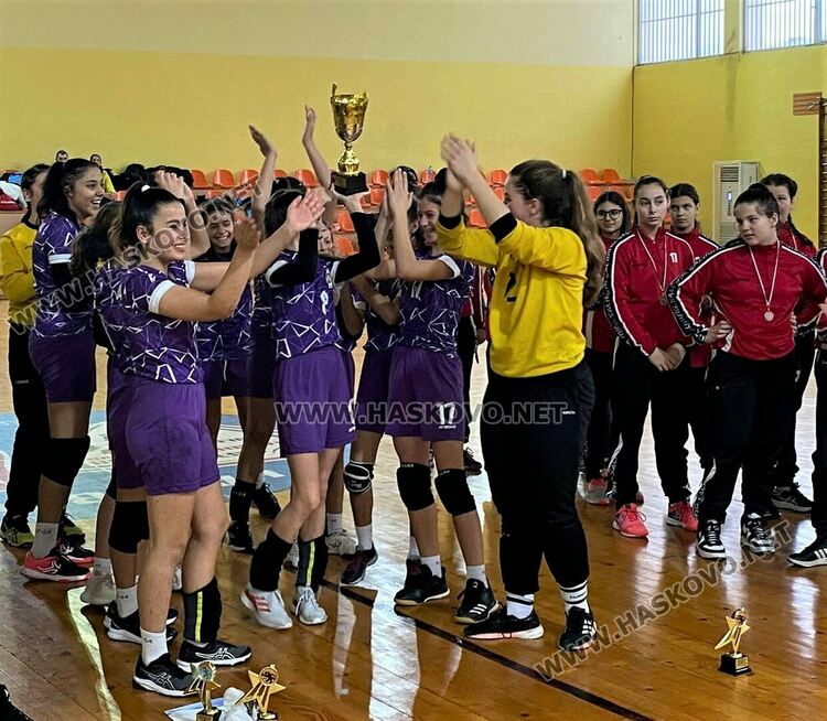 Хандбалистките на  „Етър“ вдигнаха Купата на България в Хасково