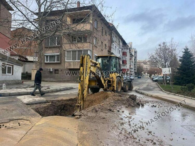 Нова ВиК авария на кръстовище в Хасково 