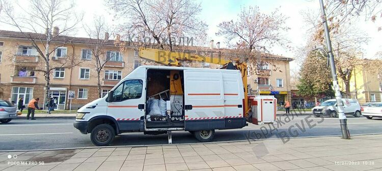 Прибират гирляндите от празничната украса по бул.“България“