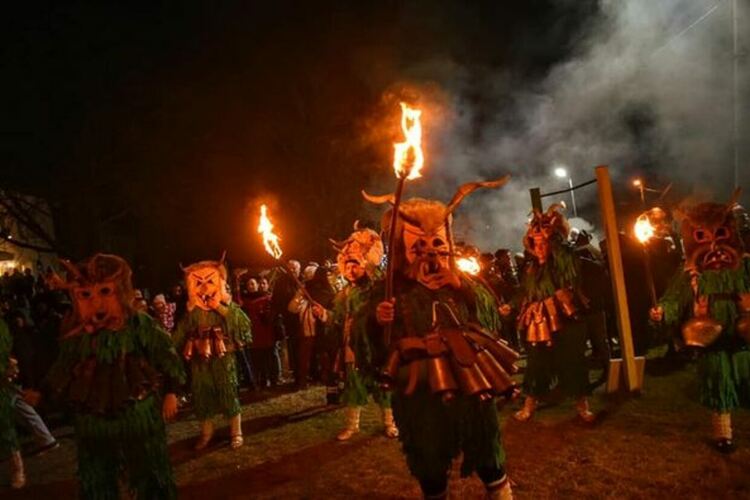 Лумнаха огньовете на Сурва в Пернишко!