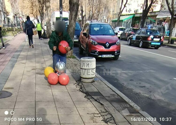 Прибират гирляндите от празничната украса по бул.“България“
