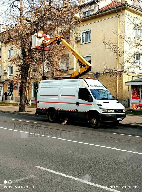 Прибират гирляндите от празничната украса по бул.“България“