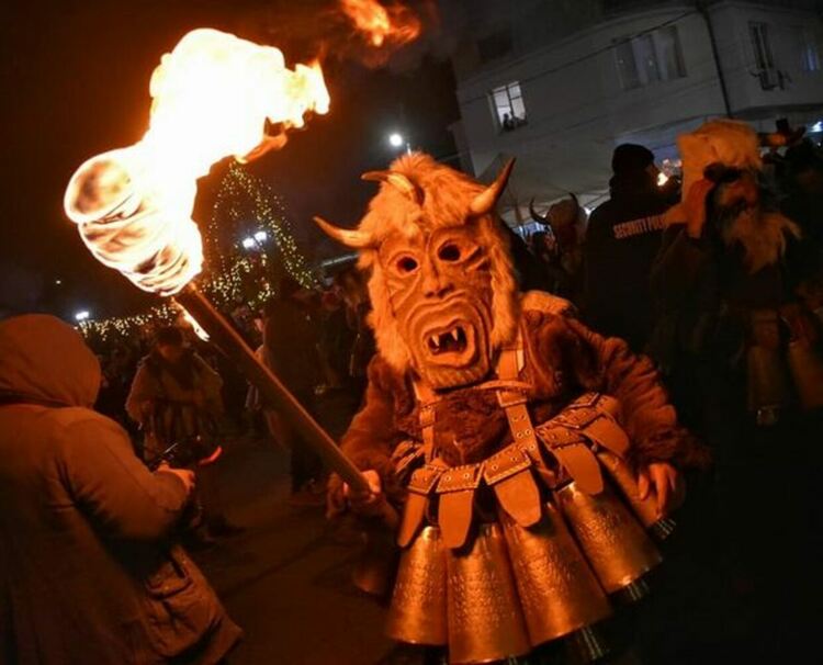 Зрелищен бе празникът на Сурва в Батановци и тази година