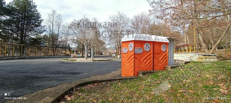 Химически тоалетни за децата поставиха в парк „Простор”