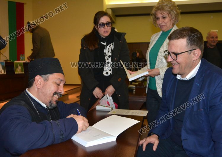 Свещеникът Димитър Евтимов публикува първото по рода си изследване за църквите и параклисите в Хасковска духовна околия