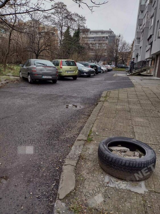 Жители на блок в Кърджали изхвърлиха знака за Синя зона в контейнера за смет