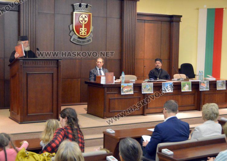 Свещеникът Димитър Евтимов публикува първото по рода си изследване за църквите и параклисите в Хасковска духовна околия
