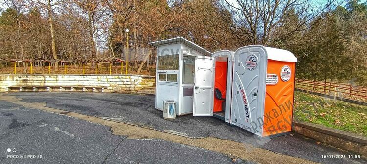 Химически тоалетни за децата поставиха в парк „Простор”