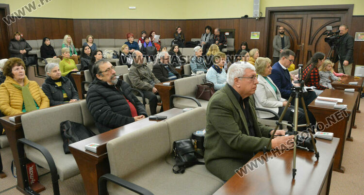 Свещеникът Димитър Евтимов публикува първото по рода си изследване за църквите и параклисите в Хасковска духовна околия
